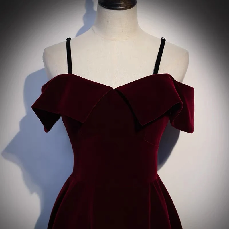 Robe de bal courte en velours bordeaux rétro