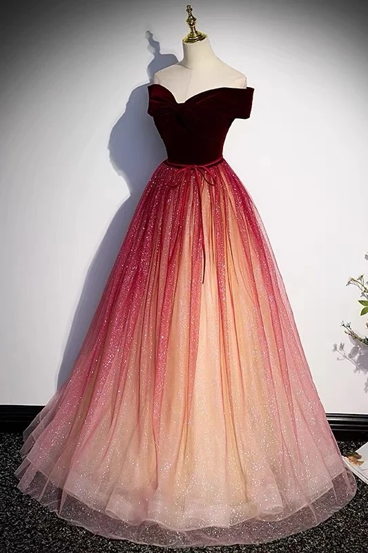 Robe de bal dégradée bordeaux à épaules dénudées et conte de fées