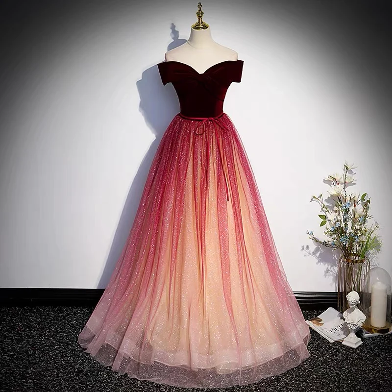 Robe de bal dégradée bordeaux à épaules dénudées et conte de fées
