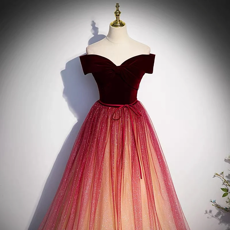 Robe de bal dégradée bordeaux à épaules dénudées et conte de fées
