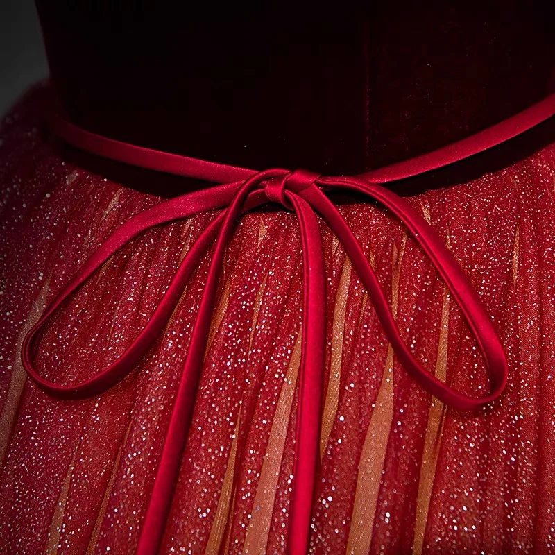 Robe de bal dégradée bordeaux à épaules dénudées et conte de fées