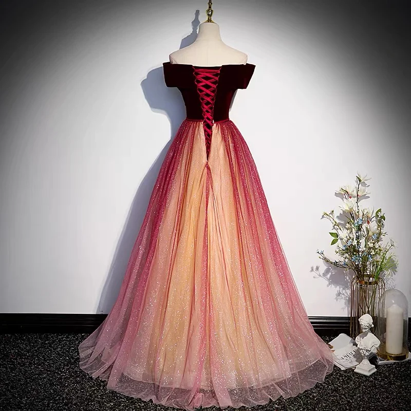 Robe de bal dégradée bordeaux à épaules dénudées et conte de fées