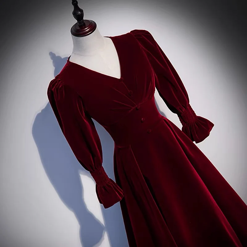 Robe de bal vintage en velours bordeaux à manches longues