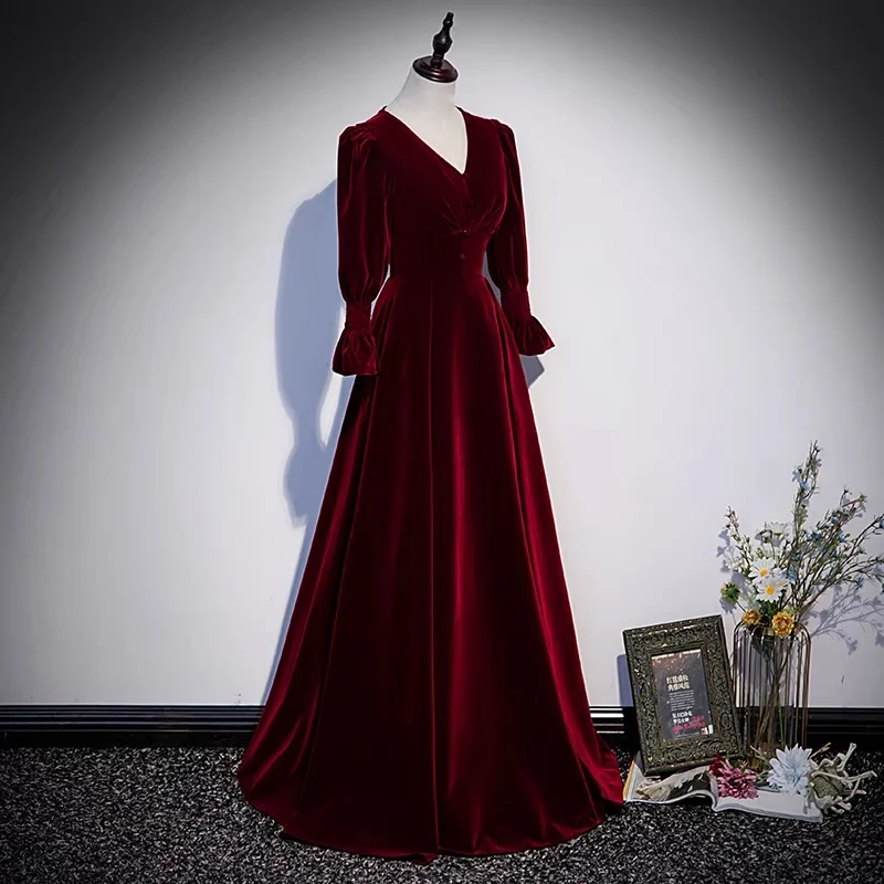 Robe de bal vintage en velours bordeaux à manches longues