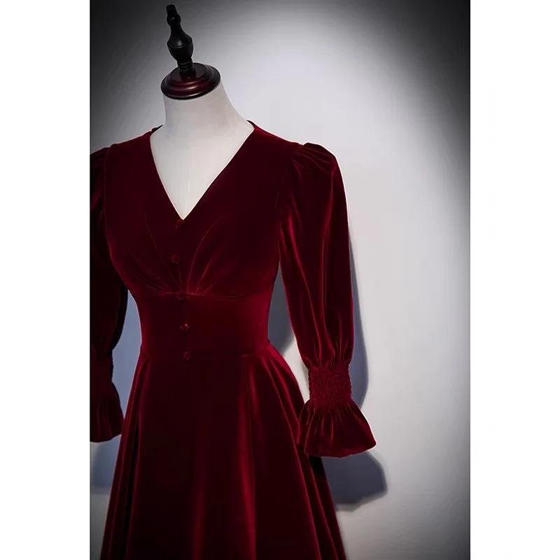 Robe de bal vintage en velours bordeaux à manches longues