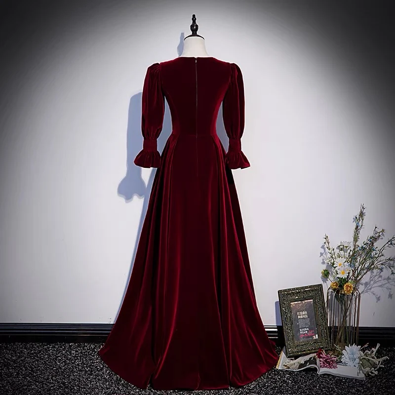 Robe de bal vintage en velours bordeaux à manches longues