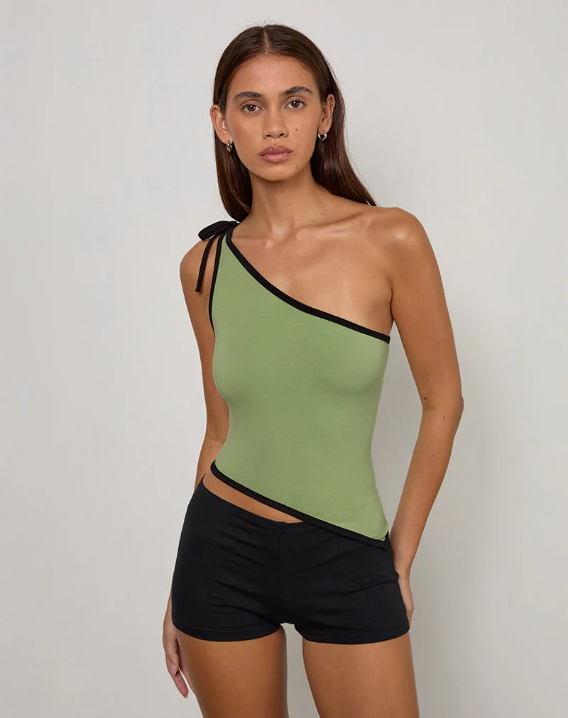 Lenti Asymmetric Top in Sage Green with Black Binding (Top asymétrique Lenti en vert sauge avec des bordures noires)