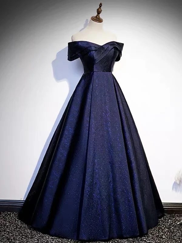 Robe de bal bouffante à épaules dénudées en bleu marine