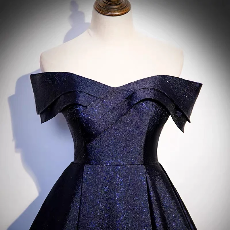 Robe de bal bouffante à épaules dénudées en bleu marine