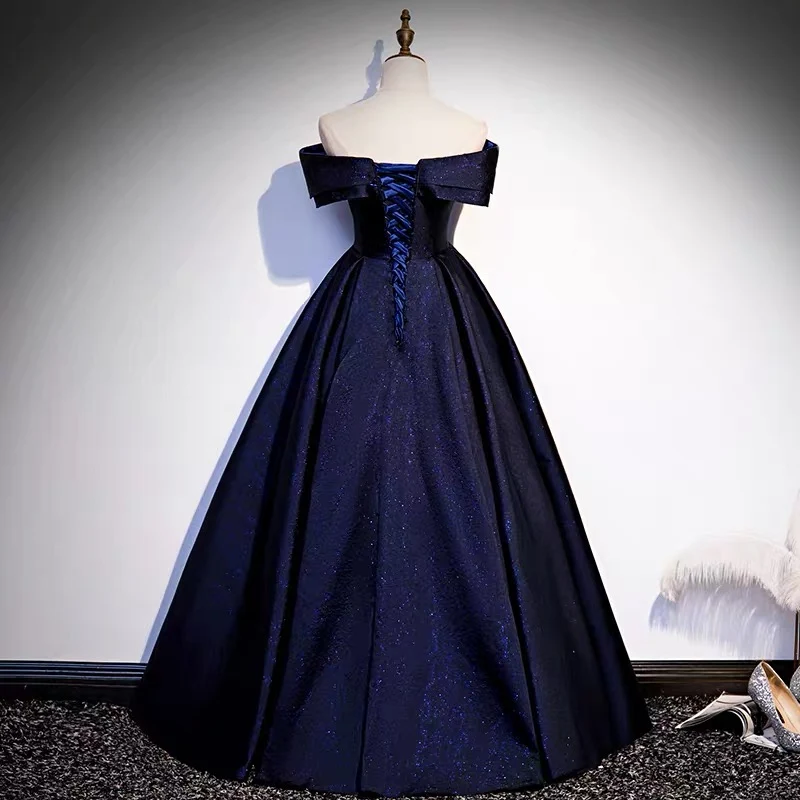 Robe de bal bouffante à épaules dénudées en bleu marine
