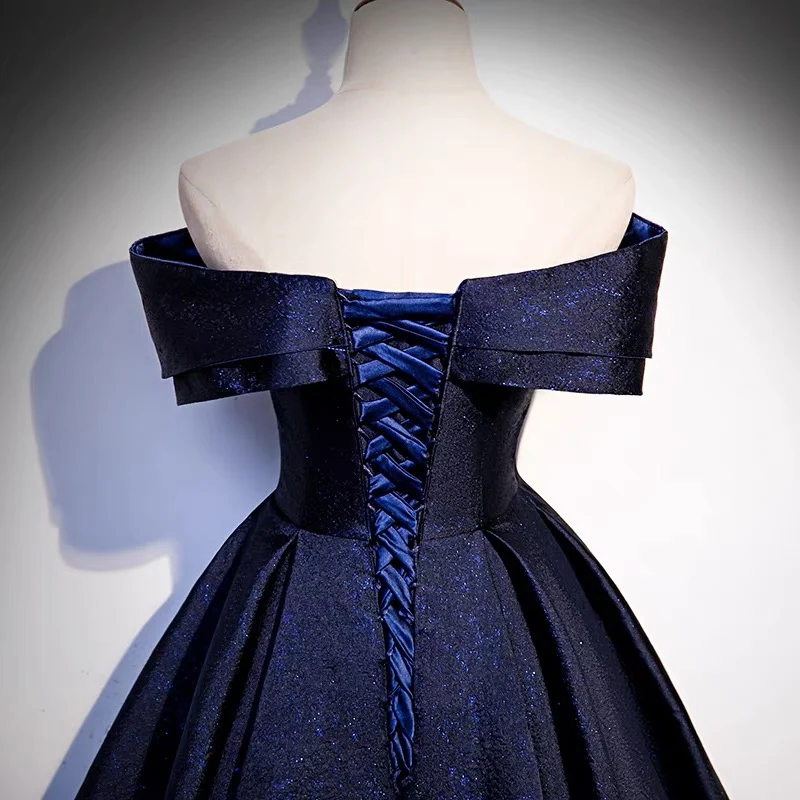 Robe de bal bouffante à épaules dénudées en bleu marine