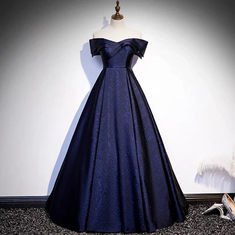 Robe de bal bouffante à épaules dénudées en bleu marine