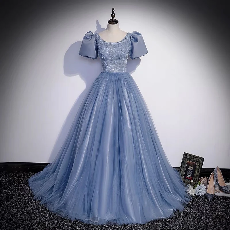 Robe de bal bleu poussiéreux avec manches à bulles