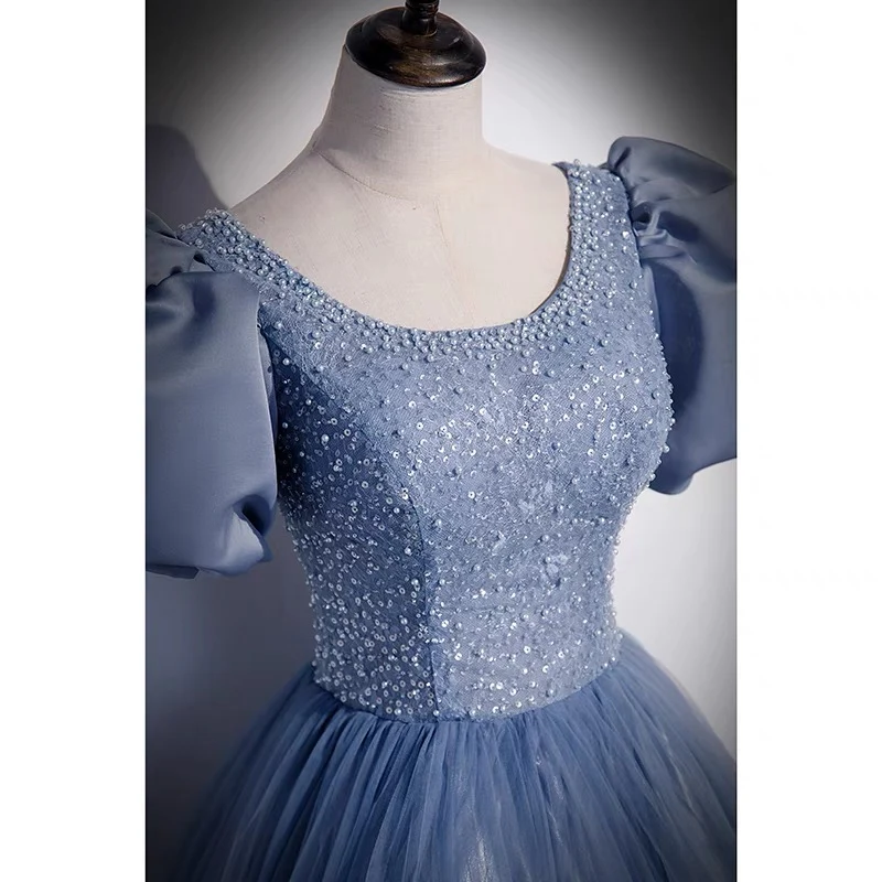 Robe de bal bleu poussiéreux avec manches à bulles