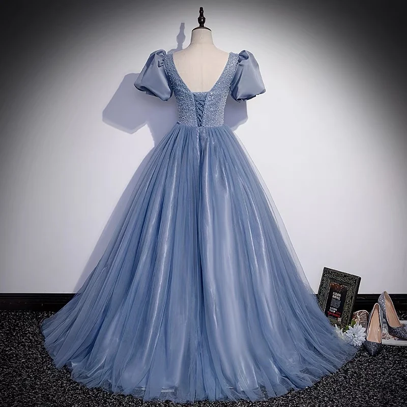 Robe de bal bleu poussiéreux avec manches à bulles