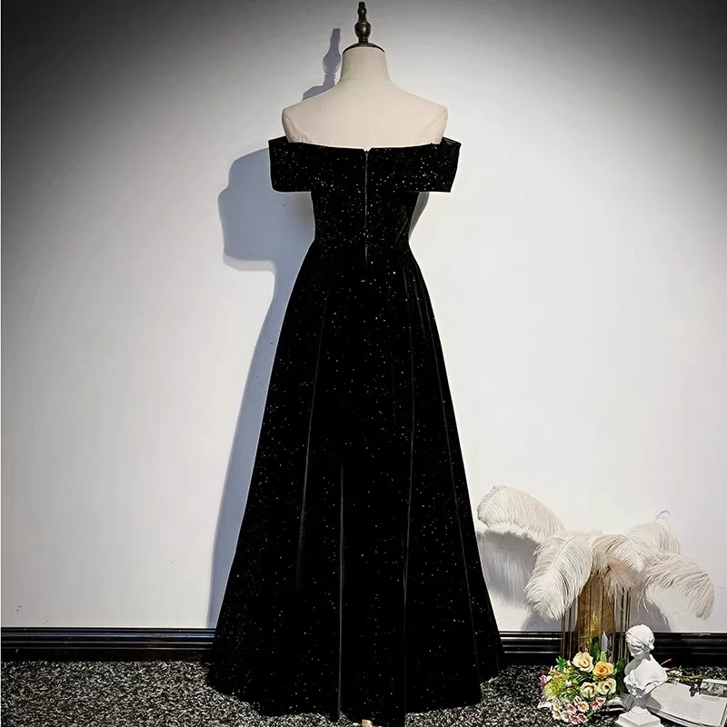 Robe de bal noire pailletée en velours à épaules dénudées