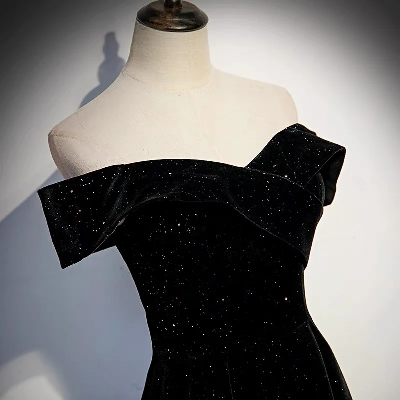 Robe de bal noire pailletée en velours à épaules dénudées