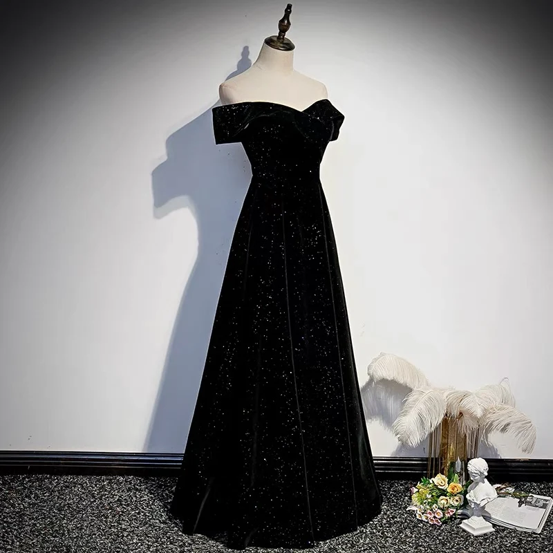 Robe de bal noire pailletée en velours à épaules dénudées