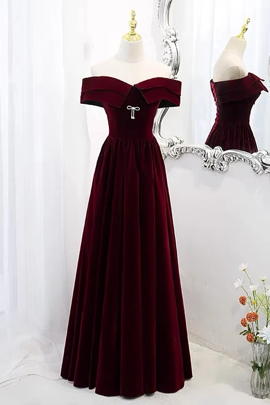 Robe formelle chic en velours bordeaux à épaules dénudées de 8e année