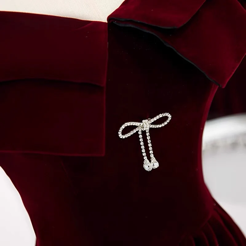 Robe formelle chic en velours bordeaux à épaules dénudées de 8e année