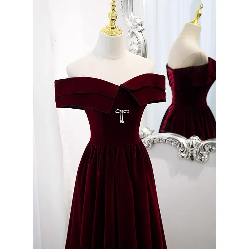 Robe formelle chic en velours bordeaux à épaules dénudées de 8e année
