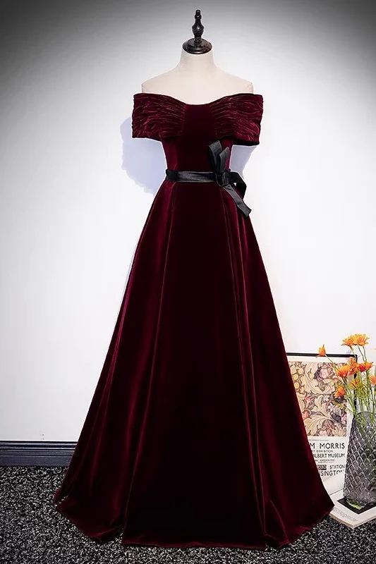 Robe de bal en velours bordeaux à épaules dénudées
