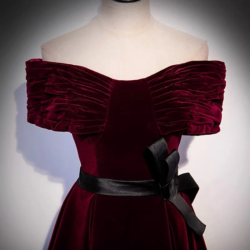 Robe de bal en velours bordeaux à épaules dénudées