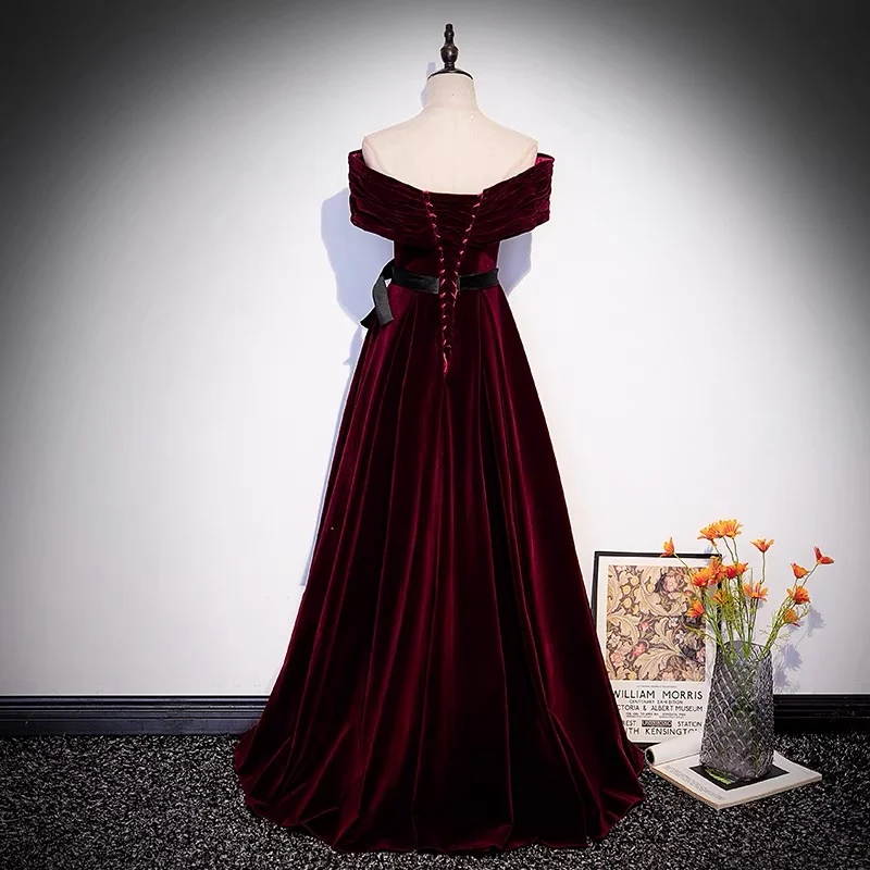 Robe de bal en velours bordeaux à épaules dénudées
