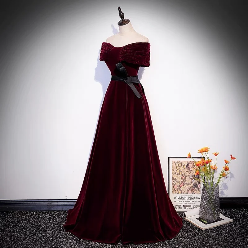 Robe de bal en velours bordeaux à épaules dénudées