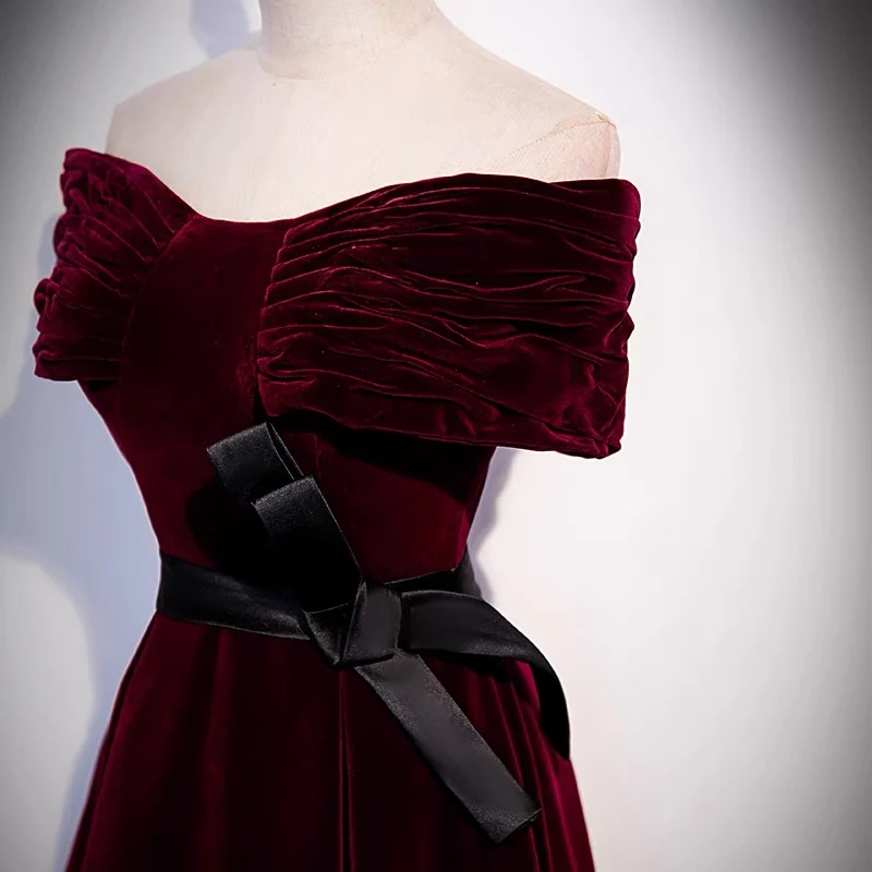 Robe de bal en velours bordeaux à épaules dénudées