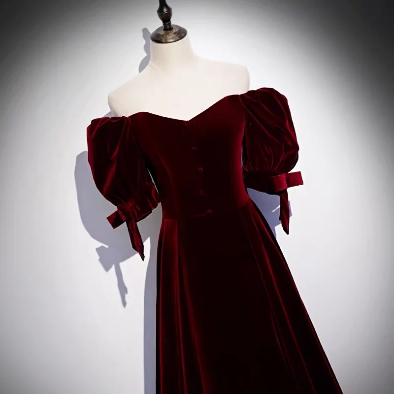 Robe de bal en velours bordeaux avec manches à bulles