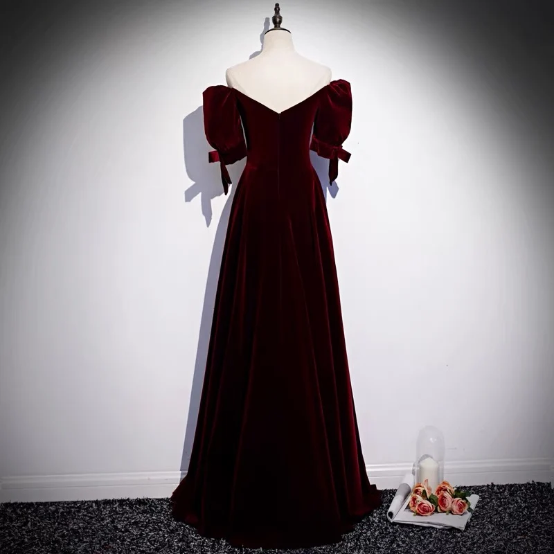 Robe de bal en velours bordeaux avec manches à bulles