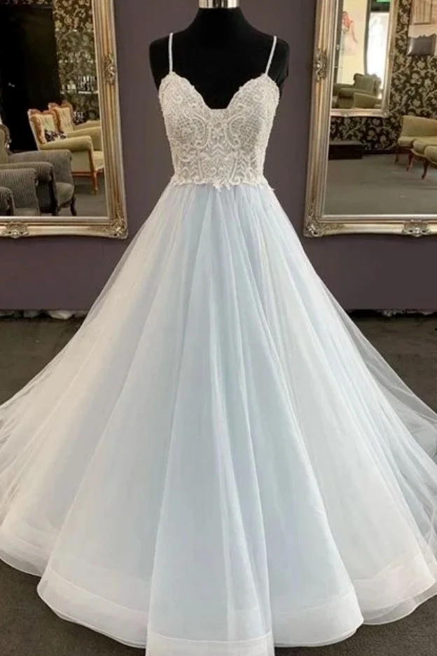 Robe de bal bleu pâle en dentelle fluide avec superposition de tulle blanc
