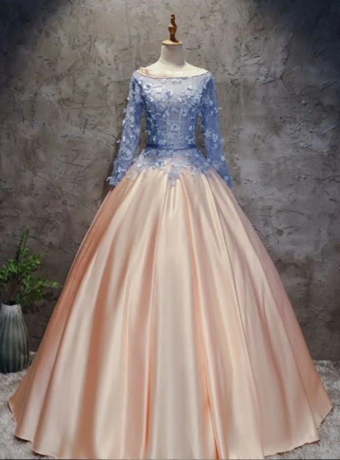 Robe de bal rose blush à encolure dégagée et manches