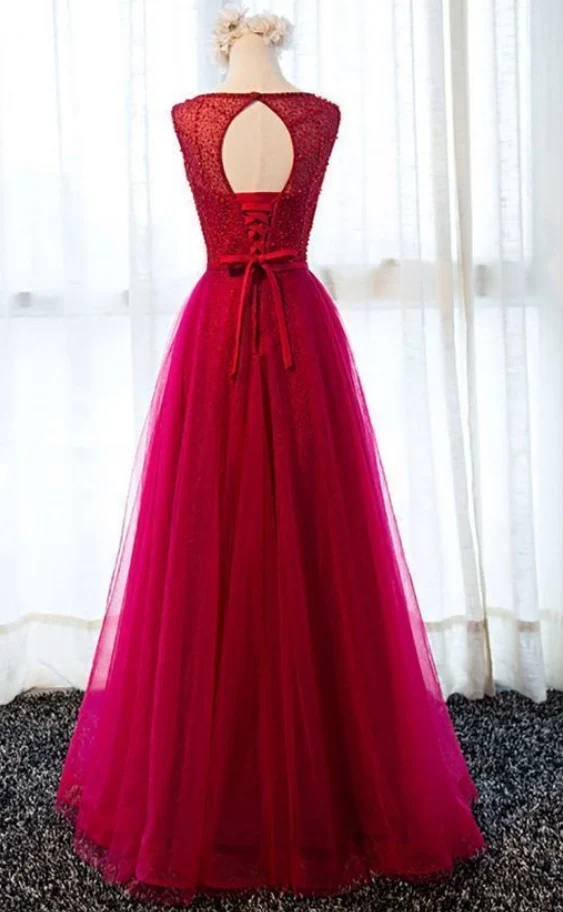 Robe de bal modeste en tulle rouge à col bateau
