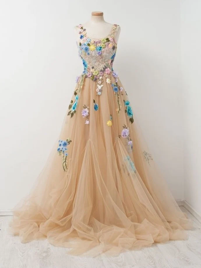 Robe de bal fleurie en tulle champagne
