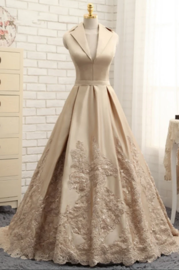Robe de mariée en dentelle champagne à col châle