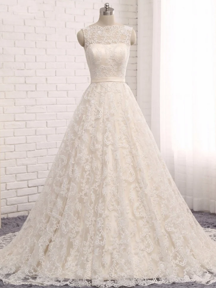 Robe de mariée trapèze en dentelle à col bateau
