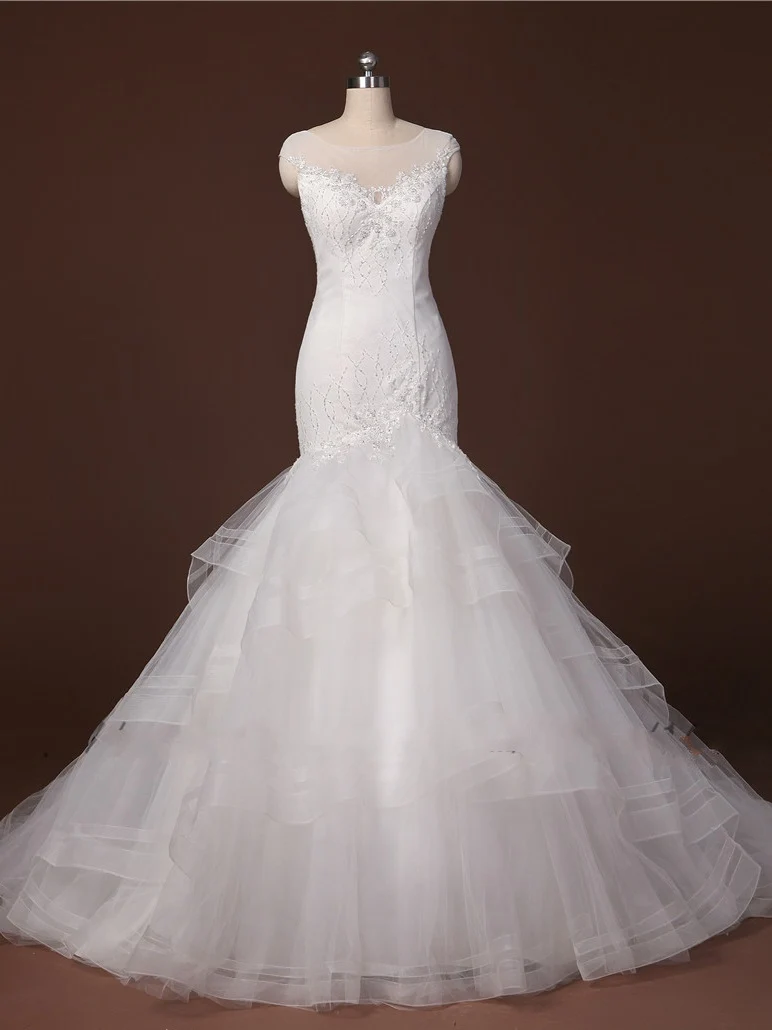 Robe de mariée ajustée et évasée à col bijou et dos nu avec strass