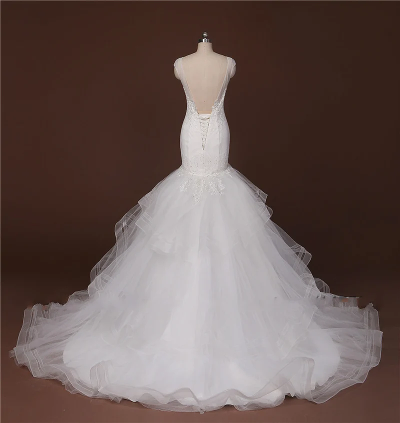 Robe de mariée ajustée et évasée à col bijou et dos nu avec strass