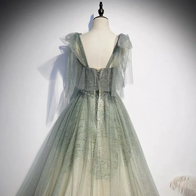 Robe de bal en tulle vert sauge dégradé de paillettes