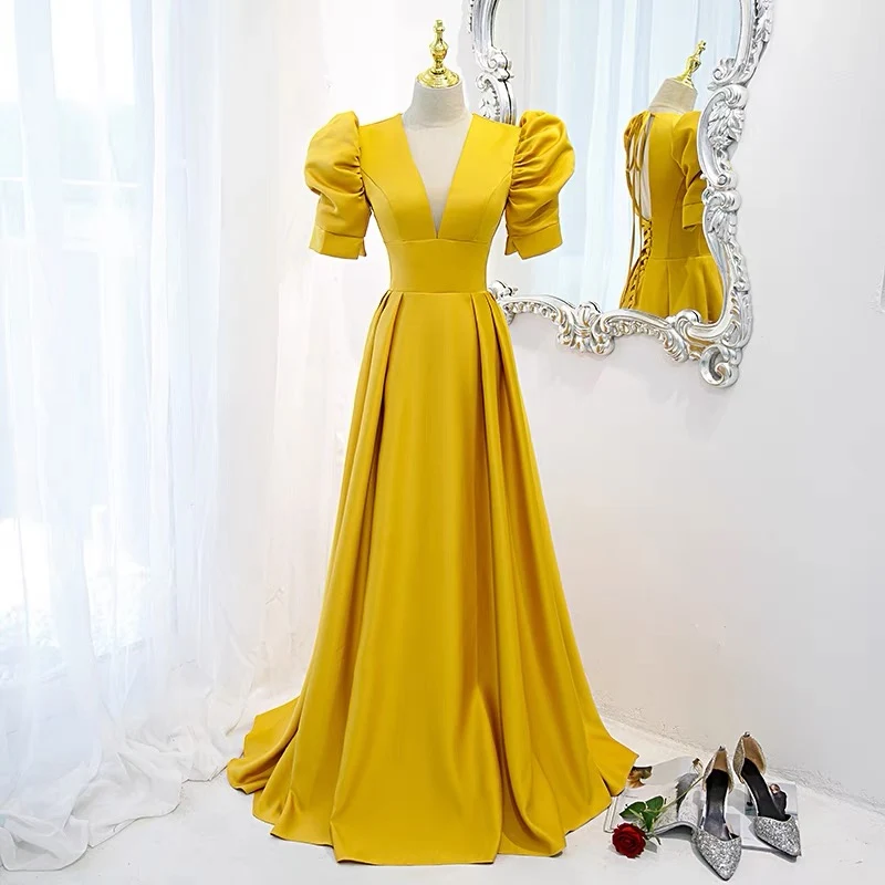 Robe de bal jaune dos nu avec manches