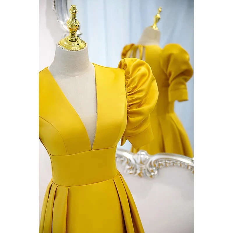 Robe de bal jaune dos nu avec manches