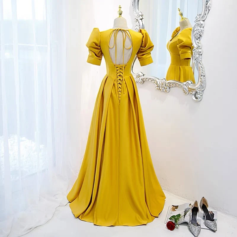 Robe de bal jaune dos nu avec manches