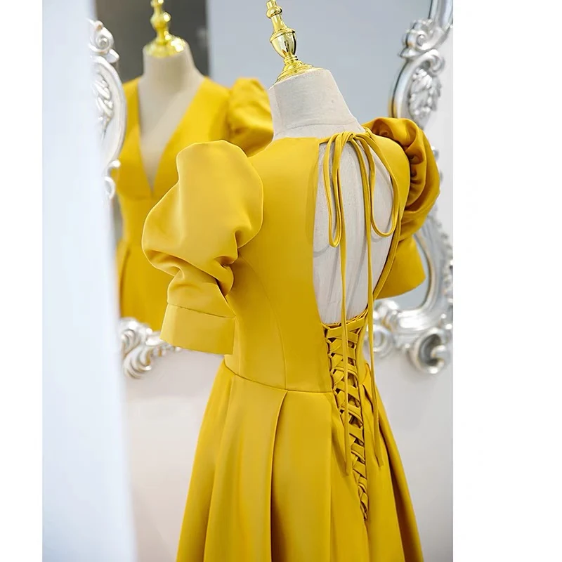 Robe de bal jaune dos nu avec manches