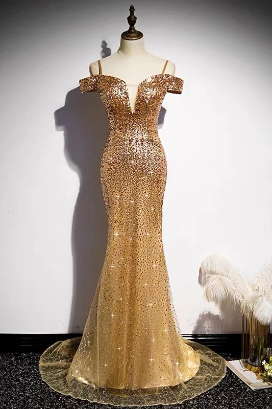 Robe de bal à paillettes dorées, épaules dénudées, coupe ajustée
