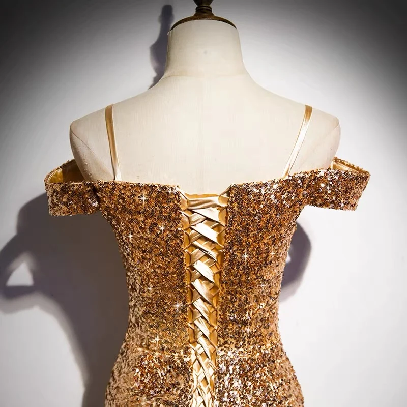 Robe de bal à paillettes dorées, épaules dénudées, coupe ajustée