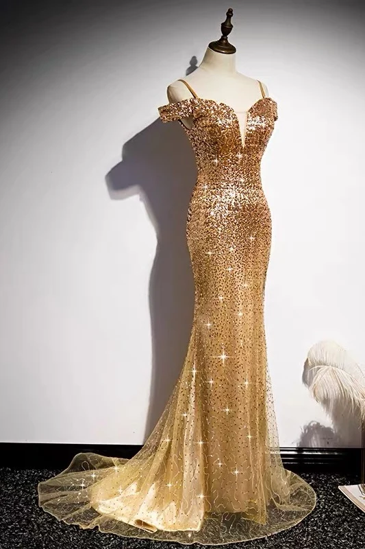 Robe de bal à paillettes dorées, épaules dénudées, coupe ajustée