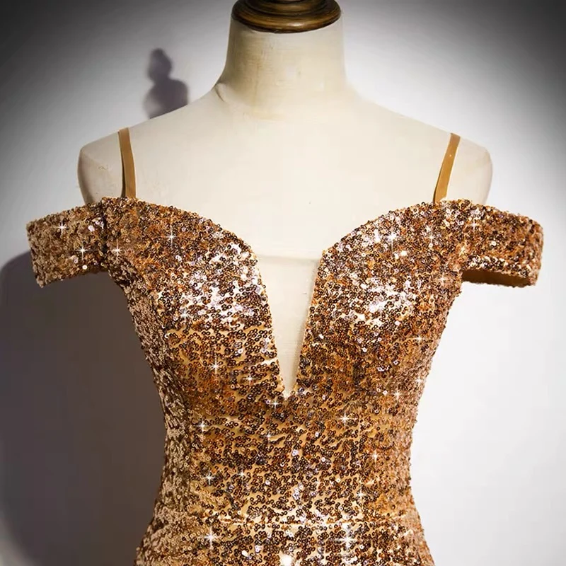 Robe de bal à paillettes dorées, épaules dénudées, coupe ajustée