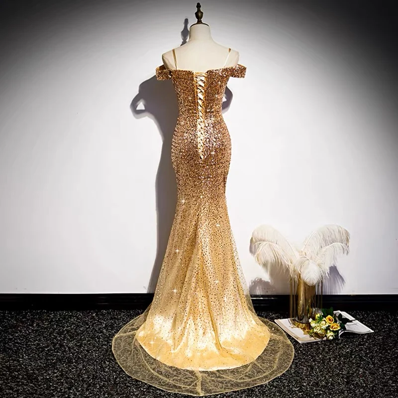 Robe de bal à paillettes dorées, épaules dénudées, coupe ajustée